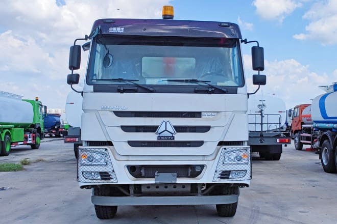 SINOTRUK Howo 8x4 Tipper Truck for Sale in Guinea - Kipper vrachtwagen: afbeelding 2 SINOTRUK Howo 8x4 Tipper Truck for Sale in Guinea - Kipper vrachtwagen: afbeelding 2