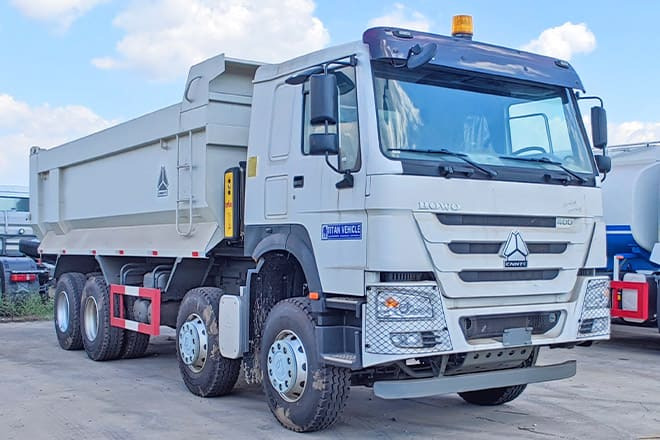 SINOTRUK Howo 8x4 Tipper Truck for Sale in Guinea - Kipper vrachtwagen: afbeelding 3 SINOTRUK Howo 8x4 Tipper Truck for Sale in Guinea - Kipper vrachtwagen: afbeelding 3