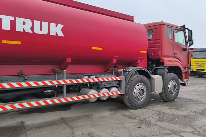 SINOTRUK Howo NX380 Diesel Tanker Truck for Sale in Tanzania - Tankwagen: afbeelding 4 SINOTRUK Howo NX380 Diesel Tanker Truck for Sale in Tanzania - Tankwagen: afbeelding 4