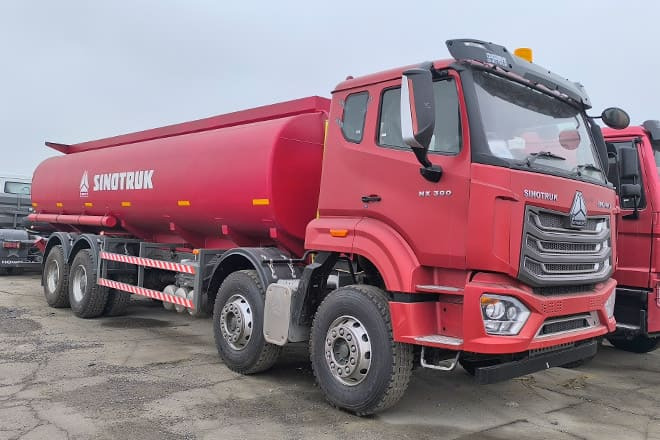SINOTRUK Howo NX380 Diesel Tanker Truck for Sale in Tanzania - Tankwagen: afbeelding 1 SINOTRUK Howo NX380 Diesel Tanker Truck for Sale in Tanzania - Tankwagen: afbeelding 1
