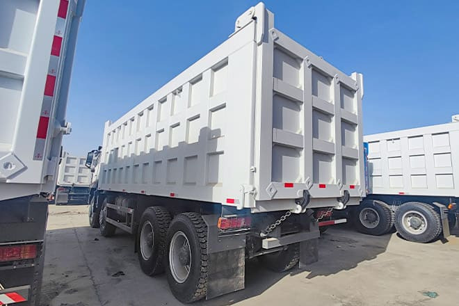 SINOTRUK Sino Howo 8x4 Dump truck for Sale in Senegal - Kipper vrachtwagen: afbeelding 3 SINOTRUK Sino Howo 8x4 Dump truck for Sale in Senegal - Kipper vrachtwagen: afbeelding 3