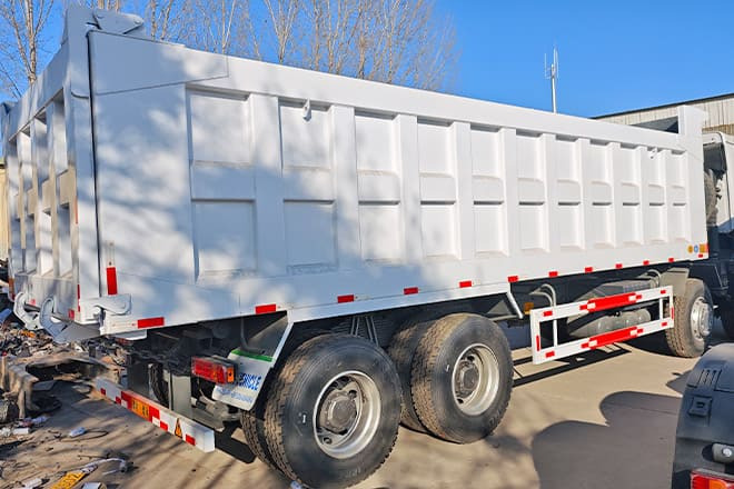 SINOTRUK Sinotruk Howo 371 8x4 Dump Truck for Sale in Libya - Kipper vrachtwagen: afbeelding 3 SINOTRUK Sinotruk Howo 371 8x4 Dump Truck for Sale in Libya - Kipper vrachtwagen: afbeelding 3