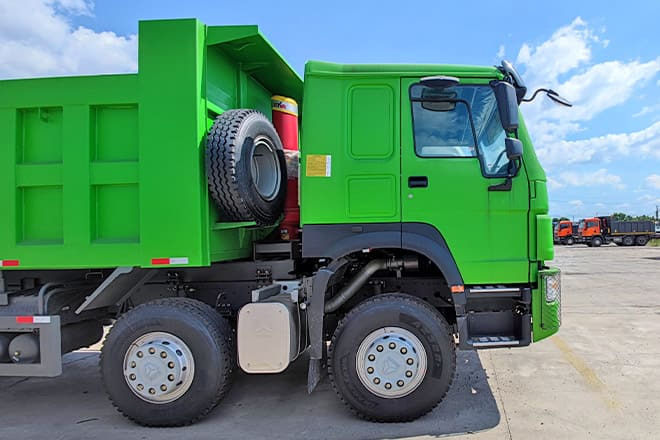 SINOTRUK Sinotruk Howo 8x4 Dump Truck for Sale Near Me in Ghana - Kipper vrachtwagen: afbeelding 3 SINOTRUK Sinotruk Howo 8x4 Dump Truck for Sale Near Me in Ghana - Kipper vrachtwagen: afbeelding 3