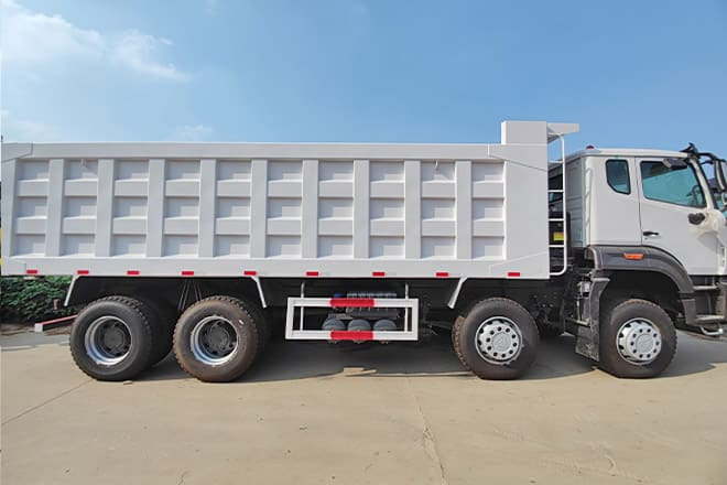 SINOTRUK Sinotruk Howo 8x4 Dump Truck for Sale in Guinea - Kipper vrachtwagen: afbeelding 3 SINOTRUK Sinotruk Howo 8x4 Dump Truck for Sale in Guinea - Kipper vrachtwagen: afbeelding 3