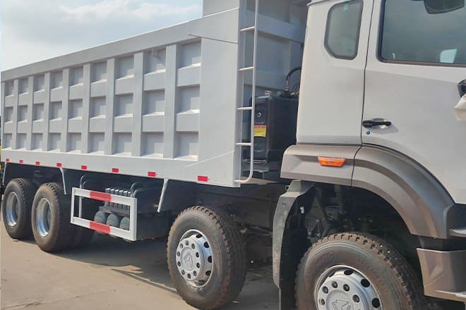 SINOTRUK Sinotruk Howo 8x4 Dump Truck for Sale in Guinea - Kipper vrachtwagen: afbeelding 2 SINOTRUK Sinotruk Howo 8x4 Dump Truck for Sale in Guinea - Kipper vrachtwagen: afbeelding 2