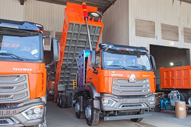 SINOTRUK Sinotruk Howo 8x4 Tipper Trucks for Sale in Ghana - Kipper vrachtwagen: afbeelding 1 SINOTRUK Sinotruk Howo 8x4 Tipper Trucks for Sale in Ghana - Kipper vrachtwagen: afbeelding 1