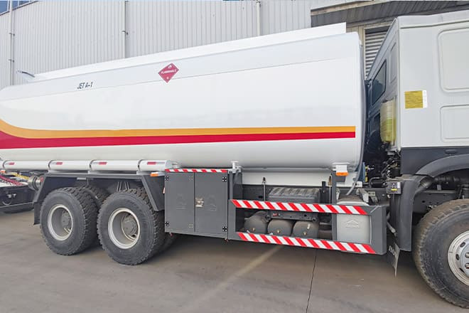 SINOTRUK Sinotruk Howo Fuel Tanker Truck Price for Sale in Ghana - Tankwagen: afbeelding 2 SINOTRUK Sinotruk Howo Fuel Tanker Truck Price for Sale in Ghana - Tankwagen: afbeelding 2