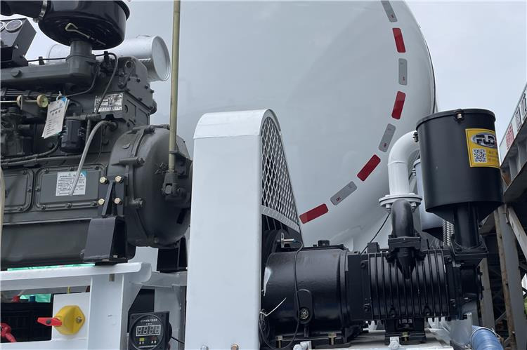 TITAN 4 Axle Bulker Cement Tanker Trailer for Sale In Zambia - Bulkoplegger: afbeelding 3 TITAN 4 Axle Bulker Cement Tanker Trailer for Sale In Zambia - Bulkoplegger: afbeelding 3