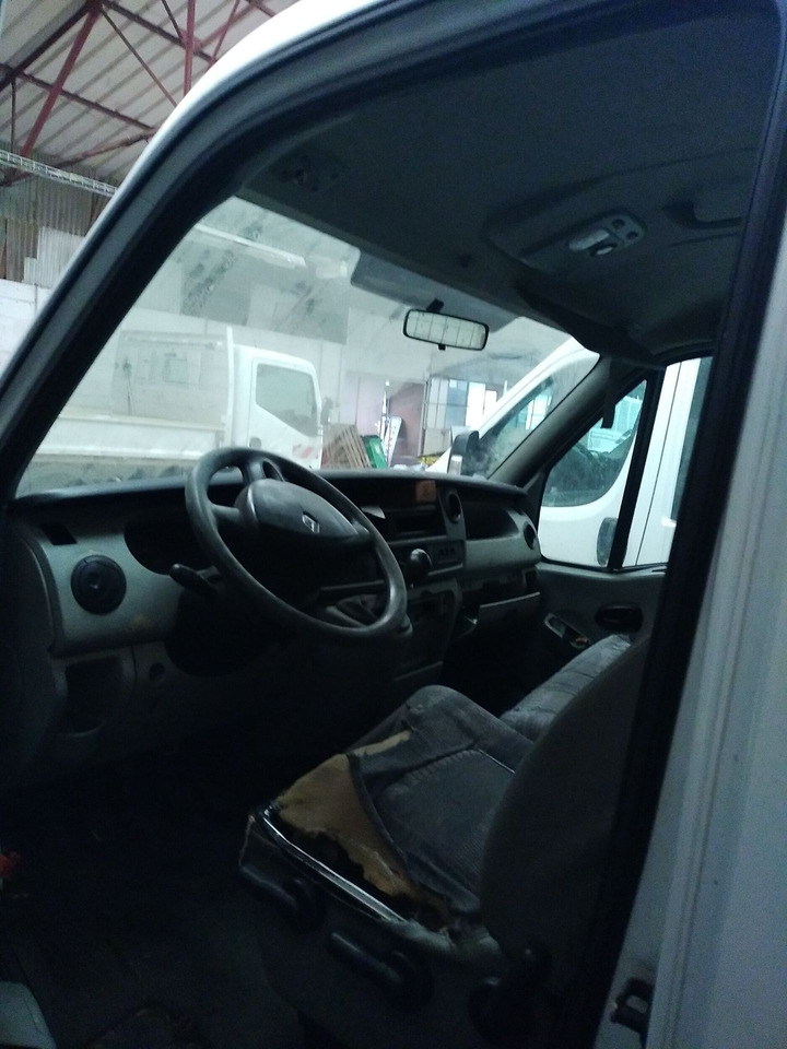 Camion Master Benne DCI 100 - Etat général dégradé - Pneu avant droit crevé. Restitution du véhicule sur place. - Kipper bestelwagen: afbeelding 5 Camion Master Benne DCI 100 - Etat général dégradé - Pneu avant droit crevé. Restitution du véhicule sur place. - Kipper bestelwagen: afbeelding 5