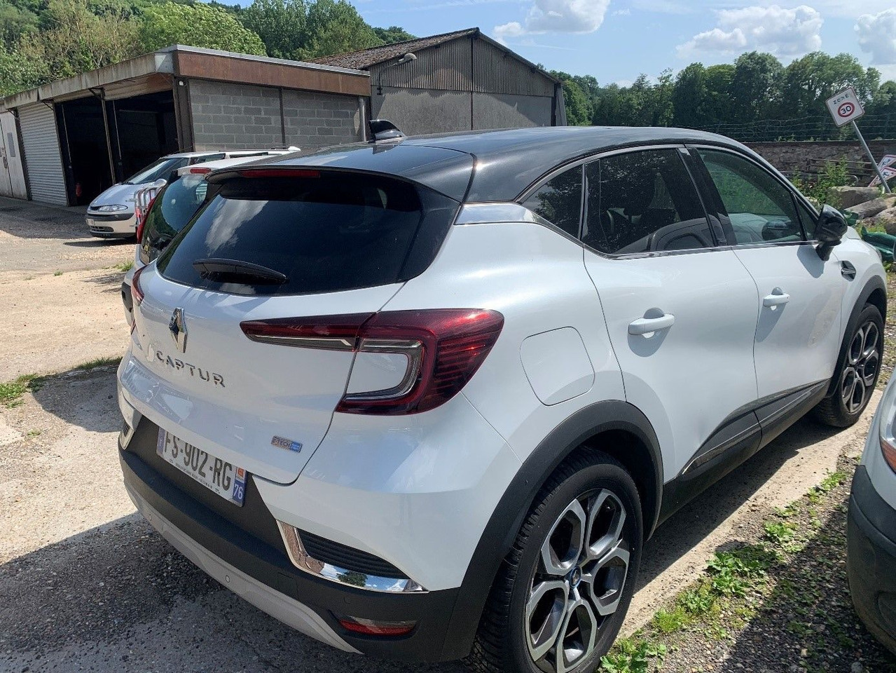 RENAULT CAPTUR - 2020 - Hybride essence électrique - Boîte automatique - II 1.6 E-TECH PLUG-IN 160 INTENS - Personenwagen: afbeelding 2 RENAULT CAPTUR - 2020 - Hybride essence électrique - Boîte automatique - II 1.6 E-TECH PLUG-IN 160 INTENS - Personenwagen: afbeelding 2