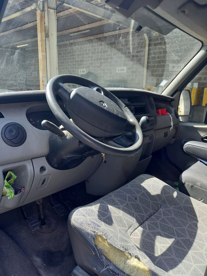 RENAULT MASTER L2/H2 - DCI 100 - Véhicule diesel Utilitaire L2/H2 - Carrosserie : Chocs latéral droit - léger choc sur pavillon - Quelques légers impacts portière conducteur - Rayures latéral gauche - Gesloten bestelwagen: afbeelding 4 RENAULT MASTER L2/H2 - DCI 100 - Véhicule diesel Utilitaire L2/H2 - Carrosserie : Chocs latéral droit - léger choc sur pavillon - Quelques légers impacts portière conducteur - Rayures latéral gauche - Gesloten bestelwagen: afbeelding 4