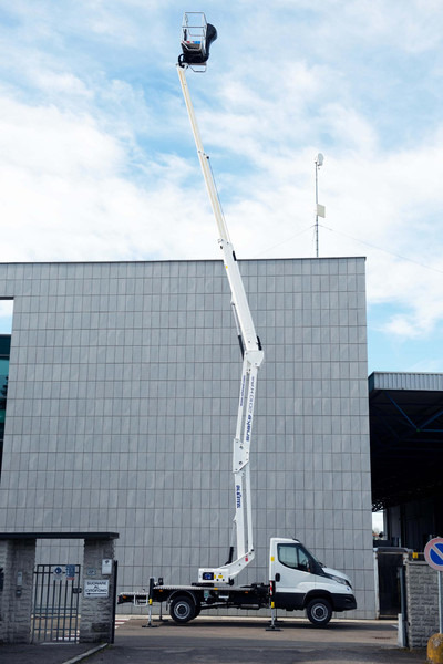 Oil & Steel Snake 2010 HE PLUS Sobre  IVECO 35S14 Distancia entre ejes 3750 mm - Hoogwerker: afbeelding 3 Oil & Steel Snake 2010 HE PLUS Sobre  IVECO 35S14 Distancia entre ejes 3750 mm - Hoogwerker: afbeelding 3