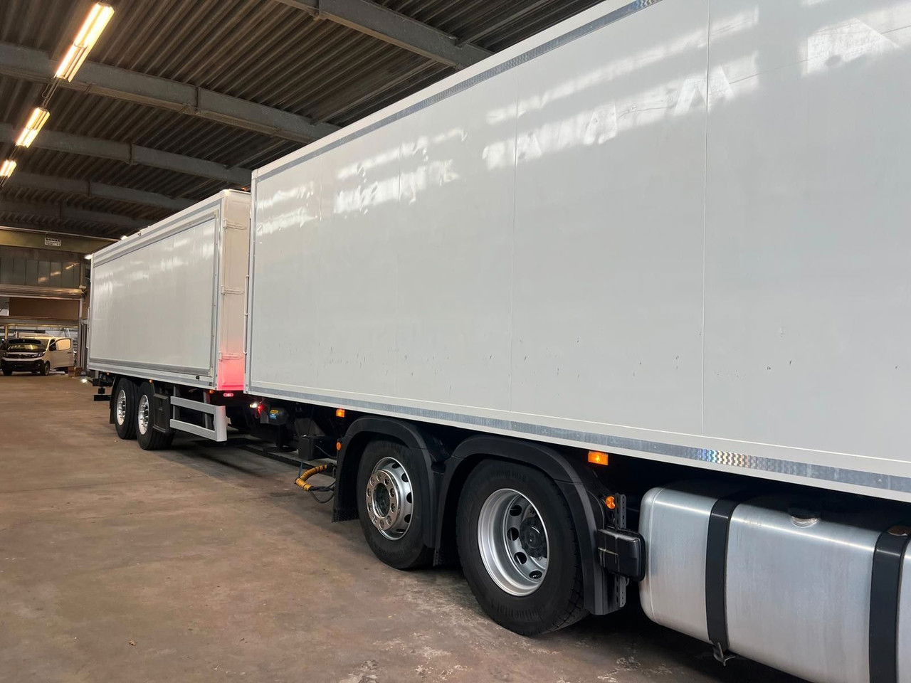 Mercedes-Benz Actros 2543 Komplettzug Voll-Luft - Lange Koffer - Bakwagen: afbeelding 2 Mercedes-Benz Actros 2543 Komplettzug Voll-Luft - Lange Koffer - Bakwagen: afbeelding 2