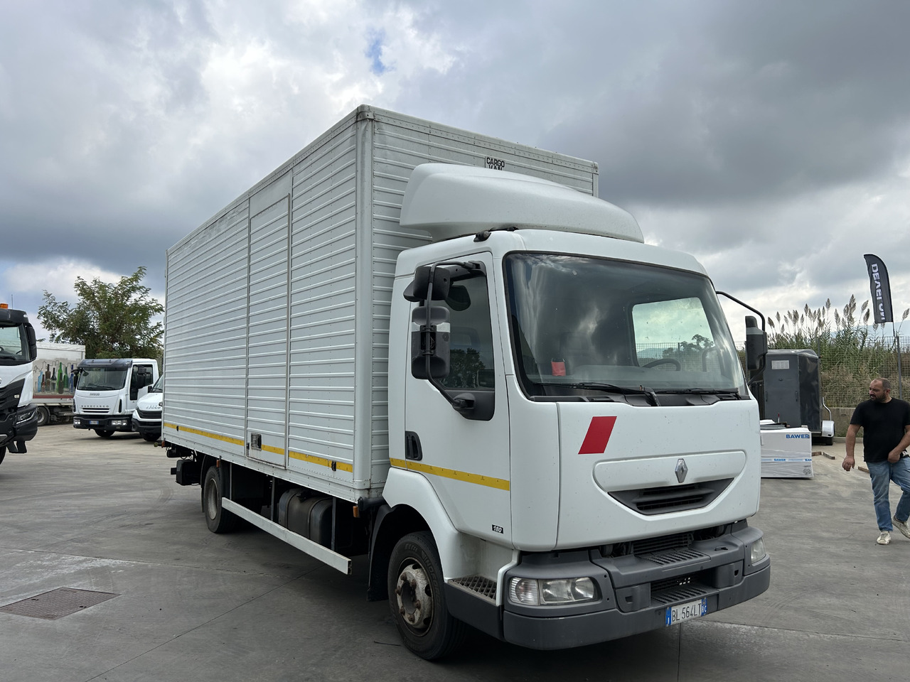 RENAULT Midlum 180 con furgonatarura e sponda - Bakwagen: afbeelding 2 RENAULT Midlum 180 con furgonatarura e sponda - Bakwagen: afbeelding 2