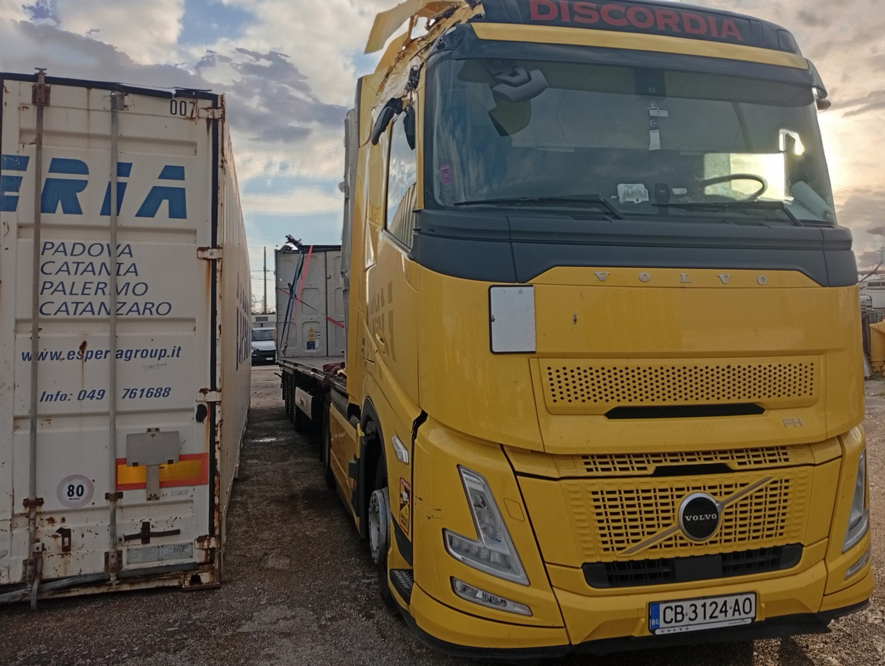 VOLVO FH 460 Aero, Damaged, Located in Bari,Italy - Trekker: afbeelding 1 VOLVO FH 460 Aero, Damaged, Located in Bari,Italy - Trekker: afbeelding 1