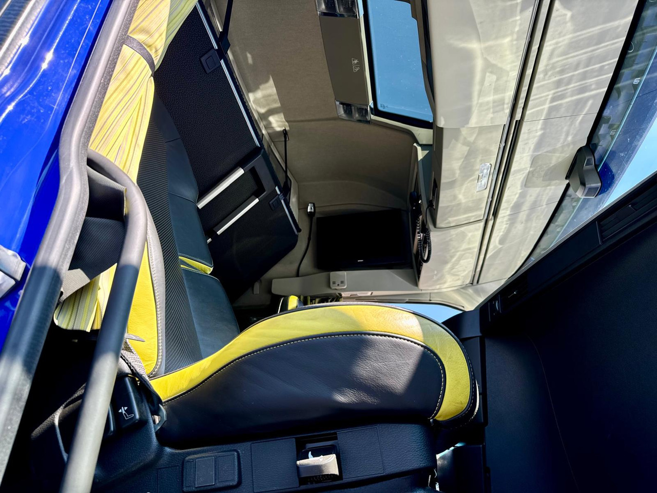 Trekker Volvo FH-16-750 SZM 6x4 80 to Retarder TÜV 09.2026: afbeelding 25 Trekker Volvo FH-16-750 SZM 6x4 80 to Retarder TÜV 09.2026: afbeelding 25