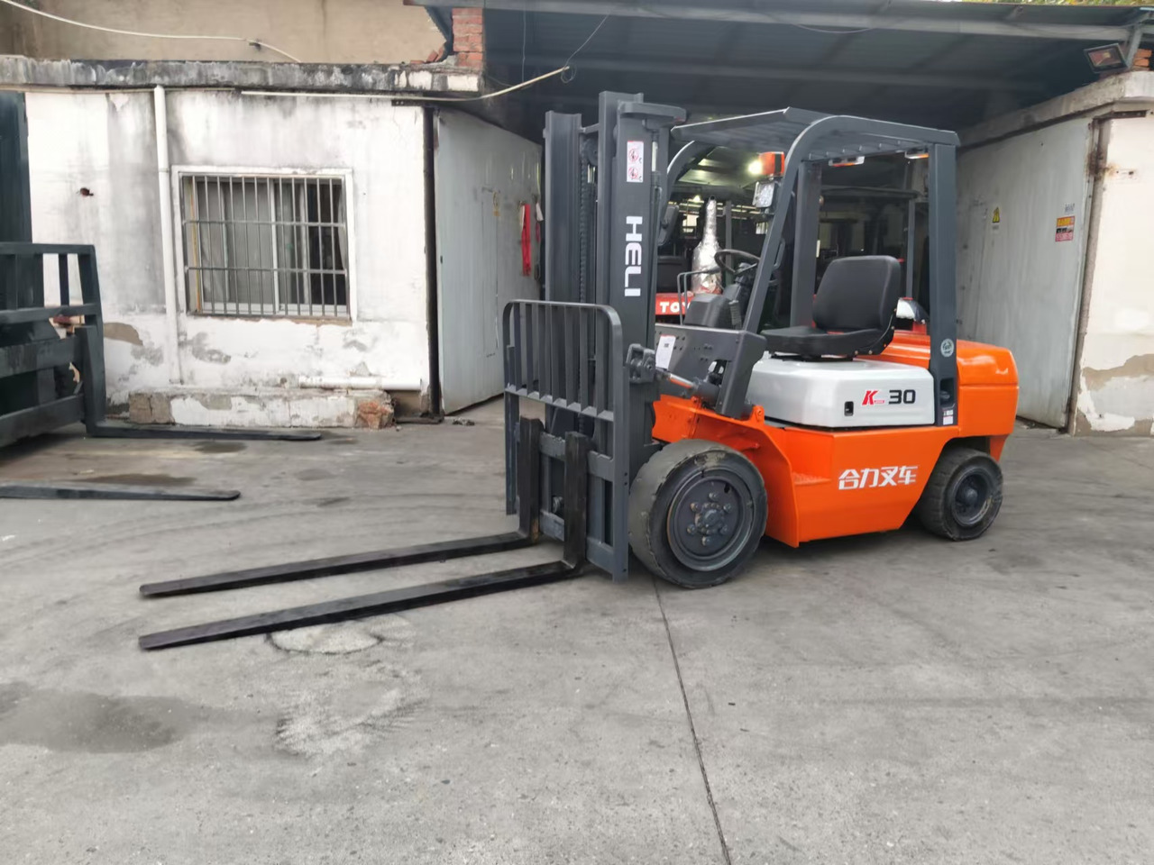 HELI k30 used diesel forklift Customizable mast clamps - Diesel heftruck: afbeelding 2 HELI k30 used diesel forklift Customizable mast clamps - Diesel heftruck: afbeelding 2