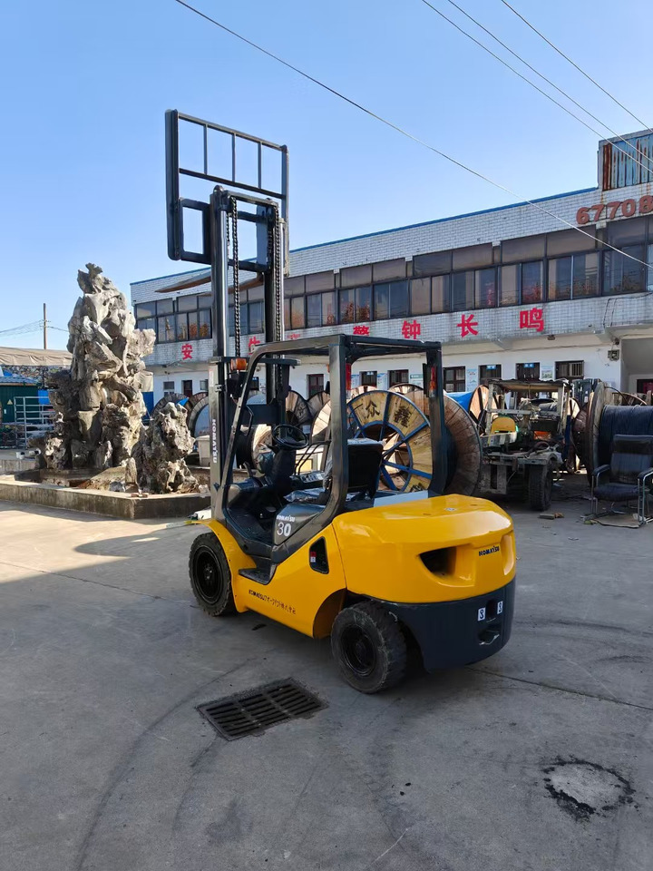 KOMATSU FD30T japan brand used 3 ton forklift - Diesel heftruck: afbeelding 1 KOMATSU FD30T japan brand used 3 ton forklift - Diesel heftruck: afbeelding 1