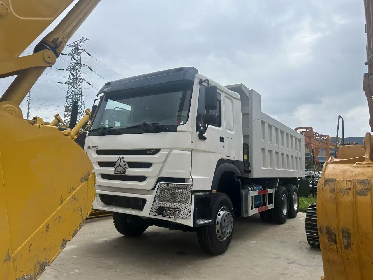 SINOTRUK howo 371 6x4 dump truck - Kiepwagen: afbeelding 4 SINOTRUK howo 371 6x4 dump truck - Kiepwagen: afbeelding 4
