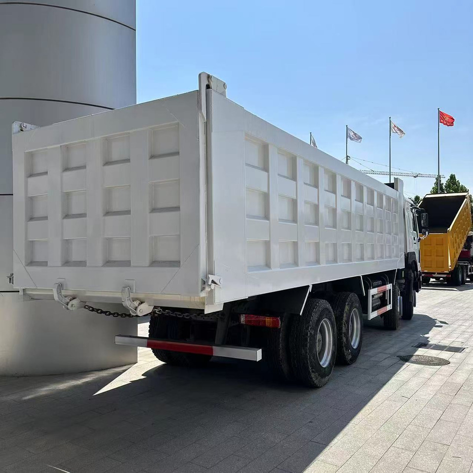 SINOTRUK howo 371 8x4 dump truck - Kiepwagen: afbeelding 2 SINOTRUK howo 371 8x4 dump truck - Kiepwagen: afbeelding 2