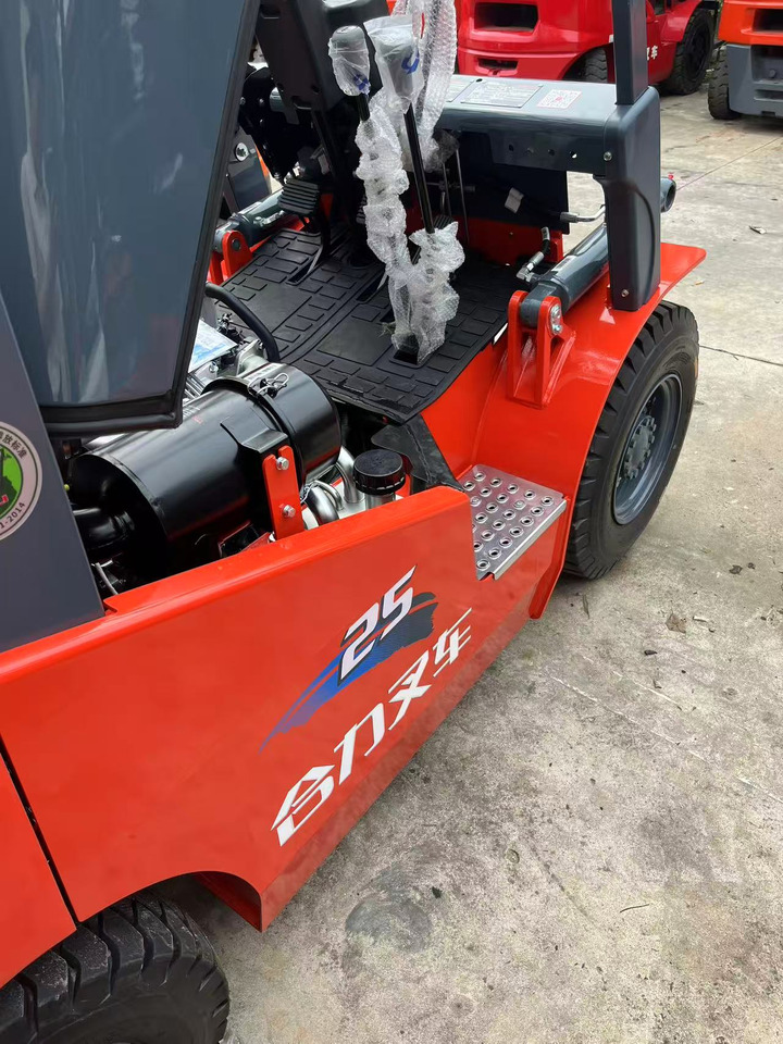 Heli brand new 2.5T diesel forklift famous China brand (Clamp available) - Diesel heftruck: afbeelding 2 Heli brand new 2.5T diesel forklift famous China brand (Clamp available) - Diesel heftruck: afbeelding 2
