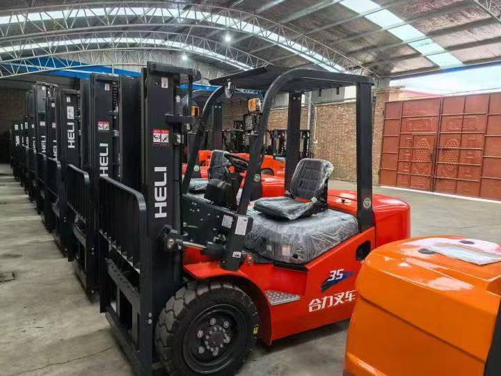 Heli brand new 3.5T diesel forklift(Clamp available) - Diesel heftruck: afbeelding 1 Heli brand new 3.5T diesel forklift(Clamp available) - Diesel heftruck: afbeelding 1