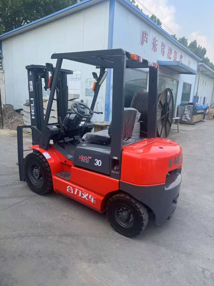 Heli stock new 2024 model 3T diesel forklift Customizable Mast & Clamp - Diesel heftruck: afbeelding 4 Heli stock new 2024 model 3T diesel forklift Customizable Mast & Clamp - Diesel heftruck: afbeelding 4
