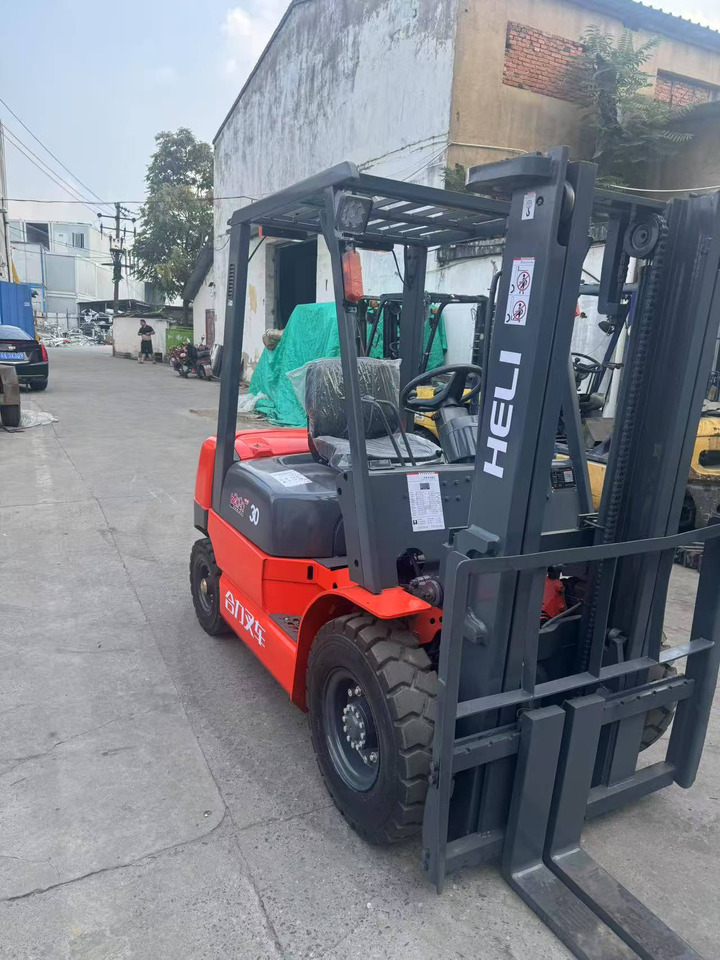Heli stock new 2024 model 3T diesel forklift Customizable Mast & Clamp - Diesel heftruck: afbeelding 2 Heli stock new 2024 model 3T diesel forklift Customizable Mast & Clamp - Diesel heftruck: afbeelding 2