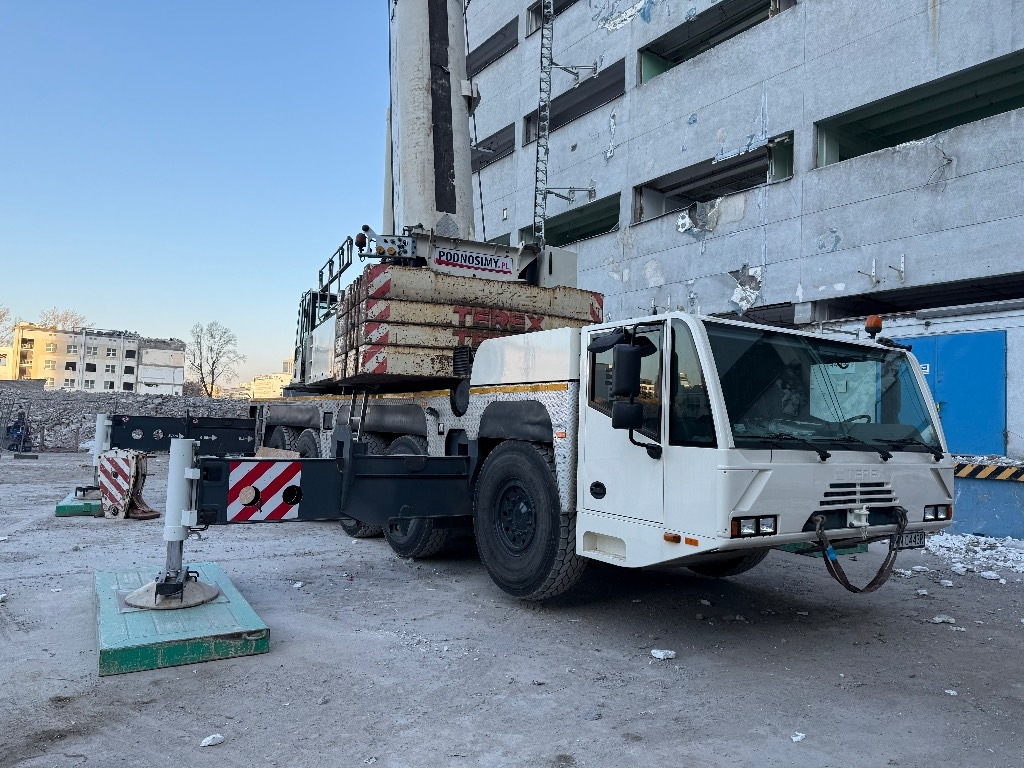 Demag AC 200-1 - Alle terrein kraan: afbeelding 1 Demag AC 200-1 - Alle terrein kraan: afbeelding 1