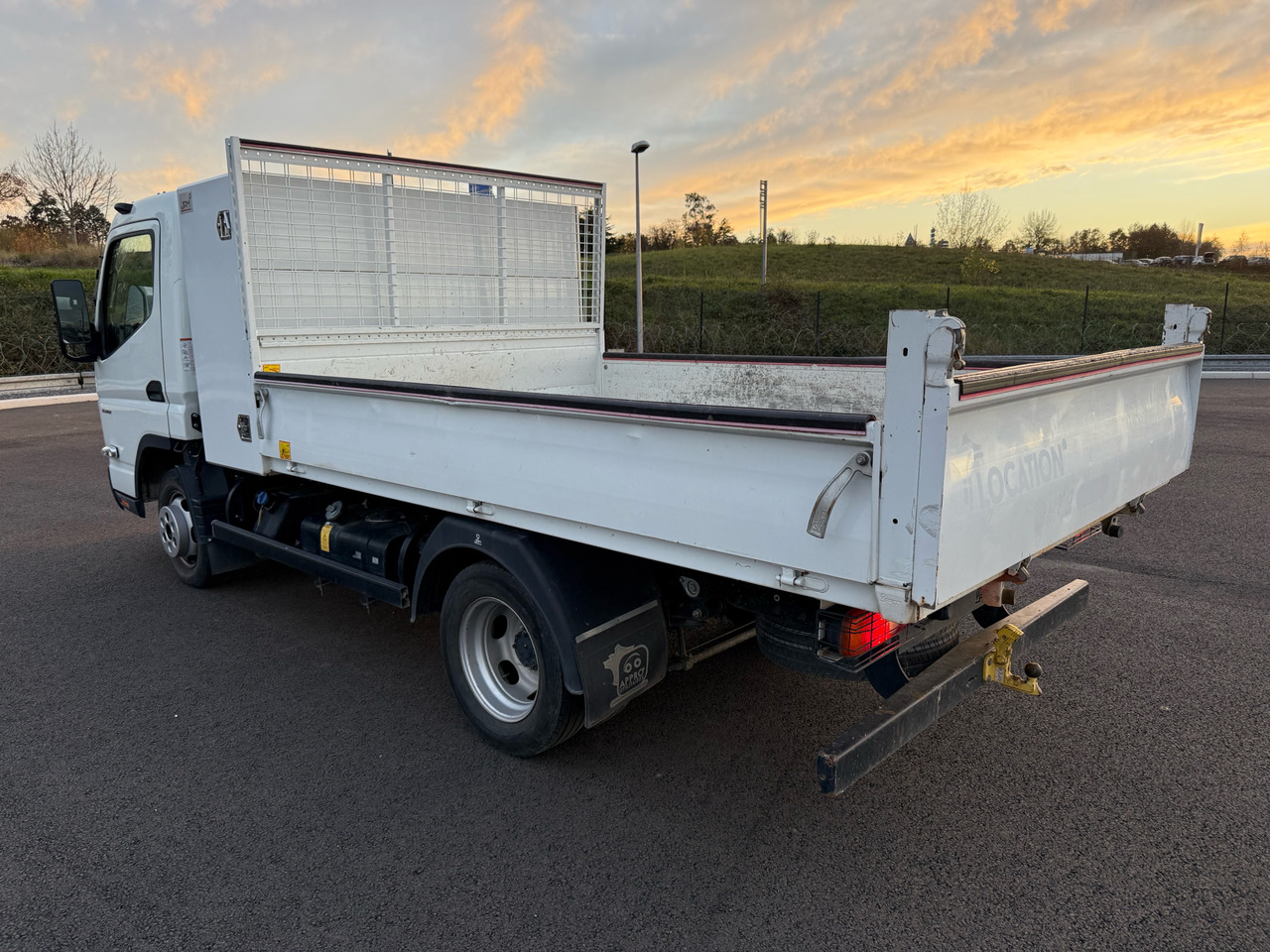 Mitsubishi Canter Fuso - Kipper bestelwagen: afbeelding 3 Mitsubishi Canter Fuso - Kipper bestelwagen: afbeelding 3