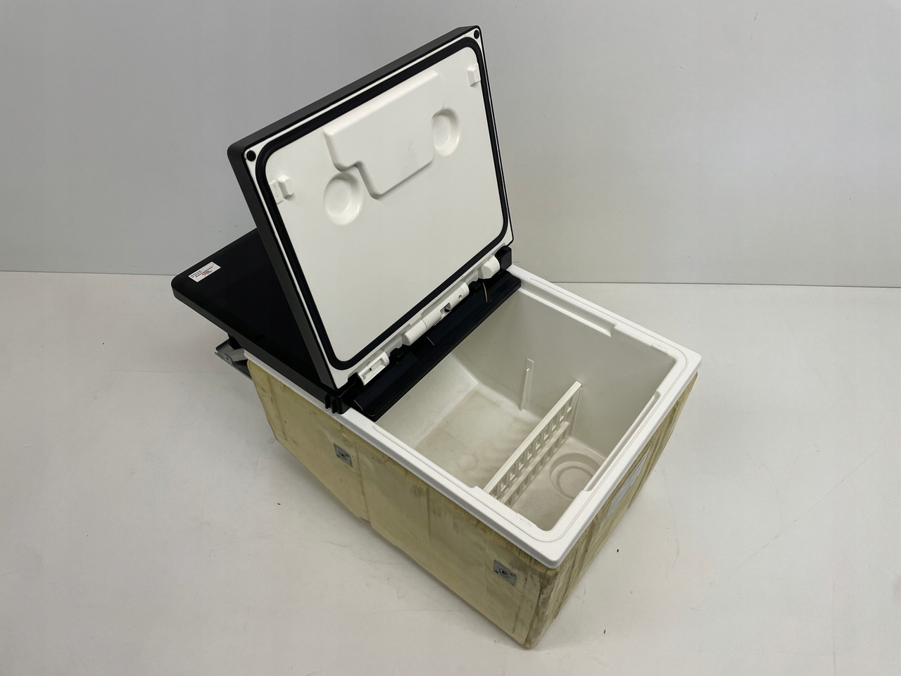 LODÓWKA CHŁODZIARKA MAN TGS TGL TGM 3 TGS3 EURO 6 81639106400 - Cabine en interieur voor Vrachtwagen: afbeelding 2 LODÓWKA CHŁODZIARKA MAN TGS TGL TGM 3 TGS3 EURO 6 81639106400 - Cabine en interieur voor Vrachtwagen: afbeelding 2