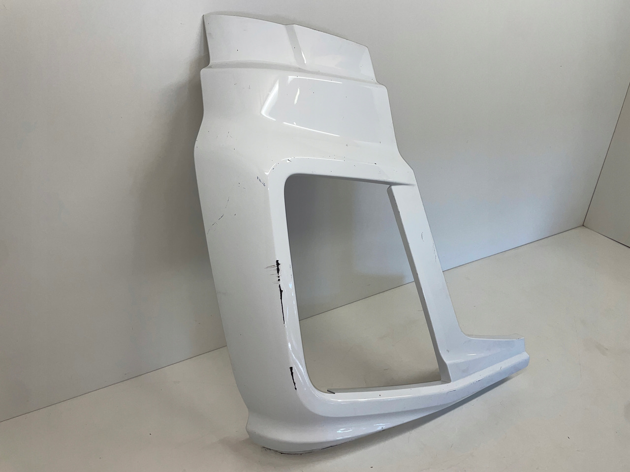 PRAWA OSŁONA OKULAR ZDERZAK FORD F-MAX JC46-17E950-A - Bumper voor Vrachtwagen: afbeelding 2 PRAWA OSŁONA OKULAR ZDERZAK FORD F-MAX JC46-17E950-A - Bumper voor Vrachtwagen: afbeelding 2