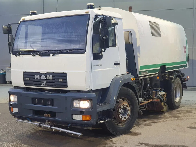 MAN LE 15.250 Eurovoirie Sweeper Manual Steelsuspension Euro 3 2007 - Veegwagen: afbeelding 1 MAN LE 15.250 Eurovoirie Sweeper Manual Steelsuspension Euro 3 2007 - Veegwagen: afbeelding 1