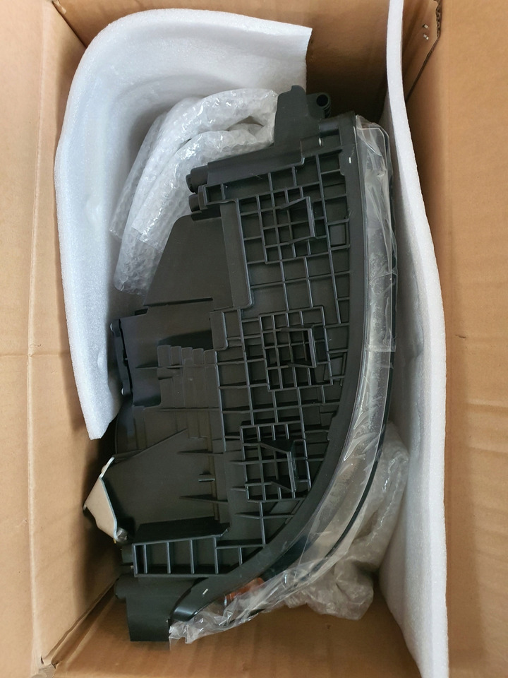 NOWY REFLEKTOR VOLVO FH4 PRAWY - Carrosserie en exterieur voor Vrachtwagen: afbeelding 3 NOWY REFLEKTOR VOLVO FH4 PRAWY - Carrosserie en exterieur voor Vrachtwagen: afbeelding 3