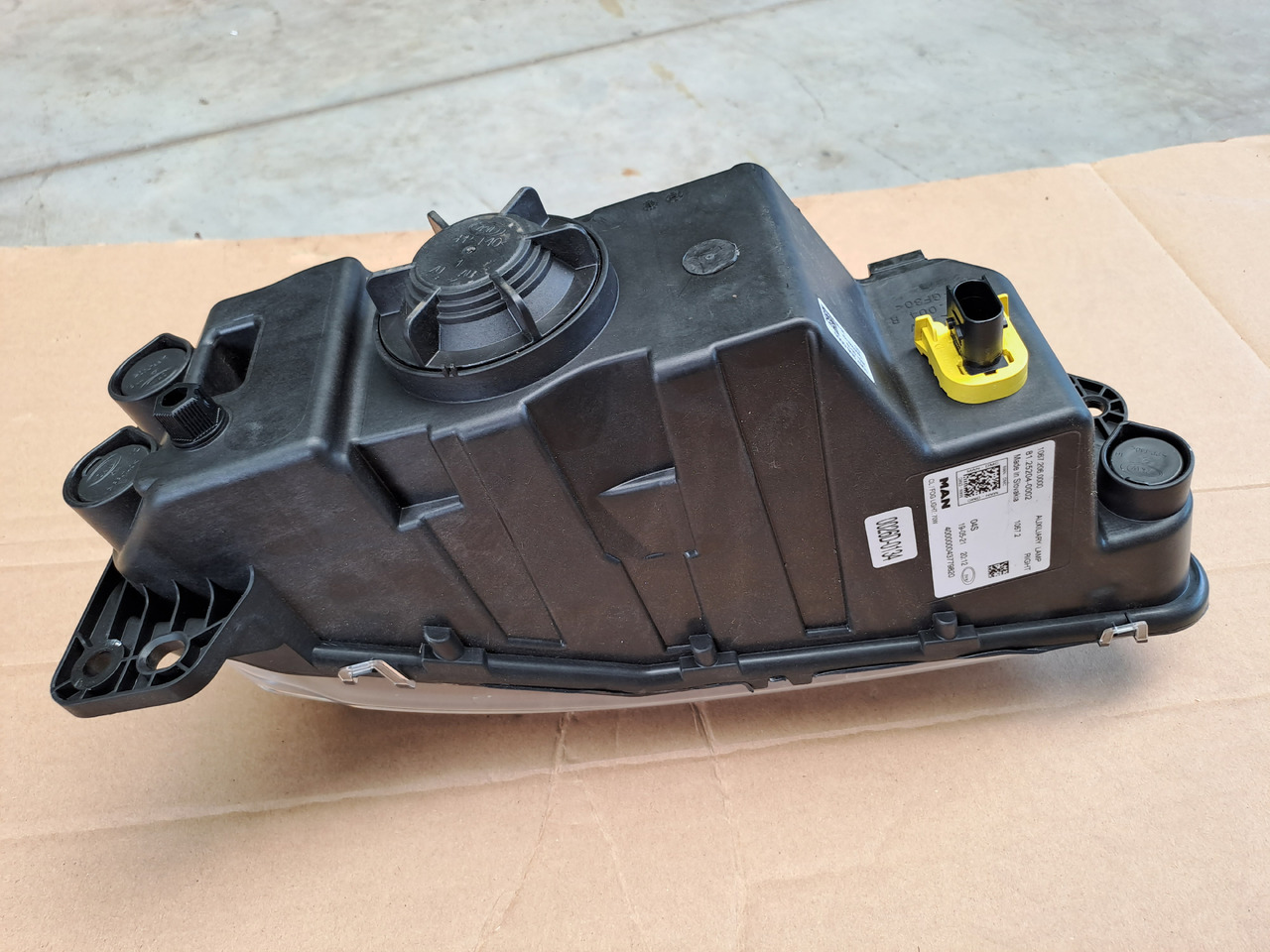 Neuwertiger Nebelscheinwerfer MAN TG3 rechts, Artikel - Nr. : 81.25204 - 0002 / 0001 - Mistlamp voor Vrachtwagen: afbeelding 2 Neuwertiger Nebelscheinwerfer MAN TG3 rechts, Artikel - Nr. : 81.25204 - 0002 / 0001 - Mistlamp voor Vrachtwagen: afbeelding 2