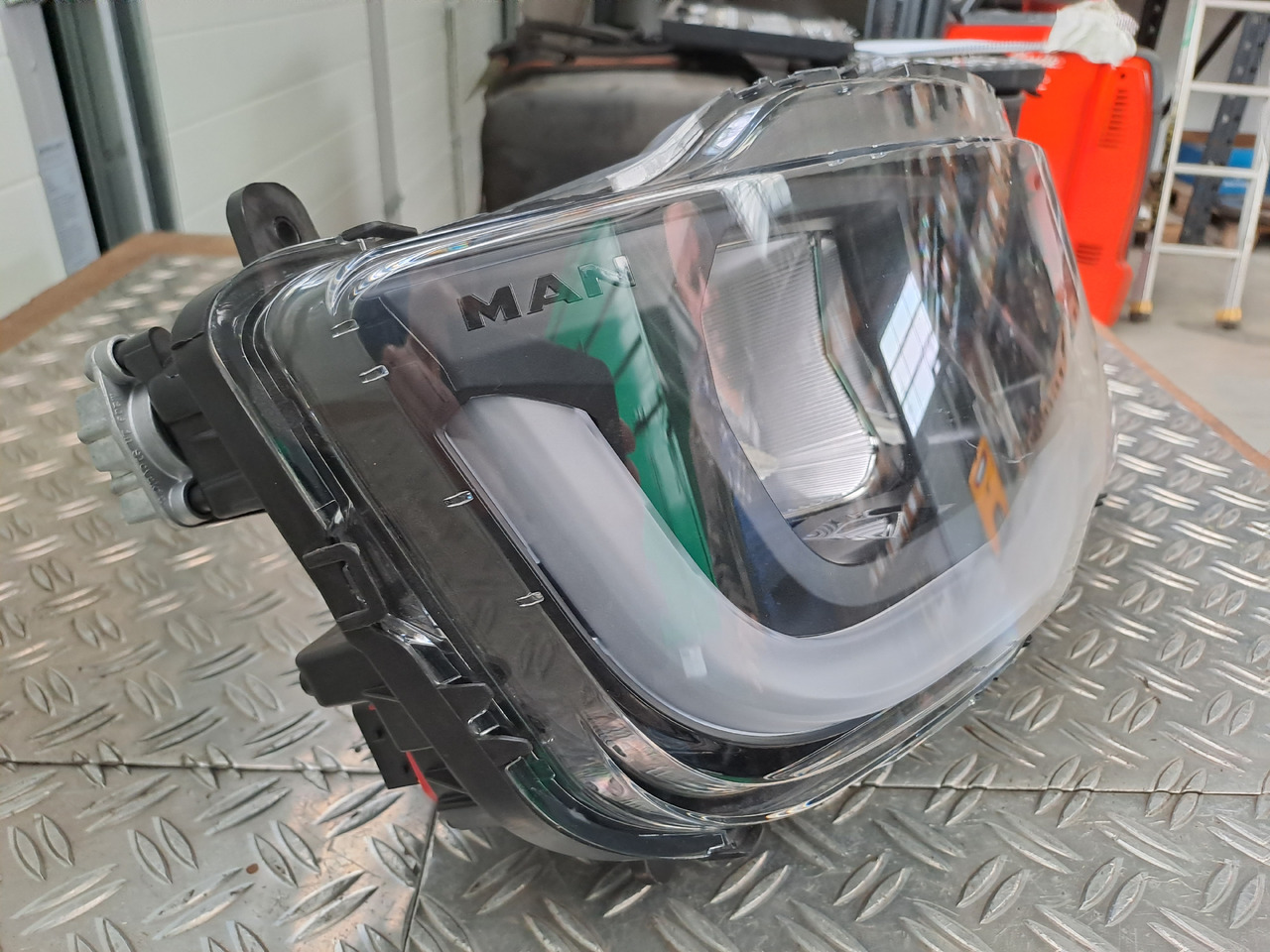 ---Neuwertiger Scheinwerfer und Träger MAN TG3 / TGS / TGX, Artikel - Nr. : 81.25101 - 6738 - Koplamp voor Vrachtwagen: afbeelding 4 ---Neuwertiger Scheinwerfer und Träger MAN TG3 / TGS / TGX, Artikel - Nr. : 81.25101 - 6738 - Koplamp voor Vrachtwagen: afbeelding 4