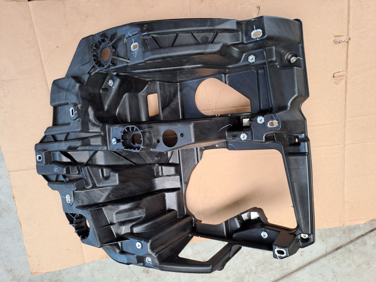 Neuwertiger Träger für Scheinwerfer MAN TG3 rechts, Artikel - Nr. : 81.41614 - 5002 / 5001 - Koplamp voor Vrachtwagen: afbeelding 3 Neuwertiger Träger für Scheinwerfer MAN TG3 rechts, Artikel - Nr. : 81.41614 - 5002 / 5001 - Koplamp voor Vrachtwagen: afbeelding 3