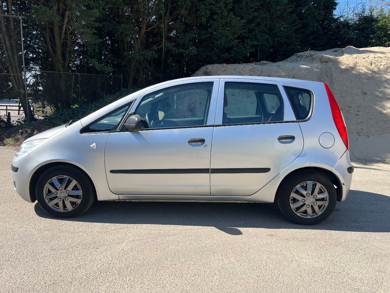 Mitsubishi Colt 1.3 Airco - Personenwagen: afbeelding 2 Mitsubishi Colt 1.3 Airco - Personenwagen: afbeelding 2