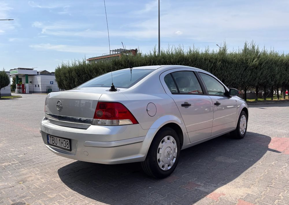 Opel Astra 1.6 Edition - Sedan: afbeelding 4 Opel Astra 1.6 Edition - Sedan: afbeelding 4