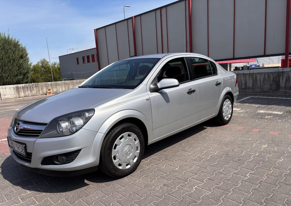 Opel Astra 1.6 Edition - Sedan: afbeelding 2 Opel Astra 1.6 Edition - Sedan: afbeelding 2
