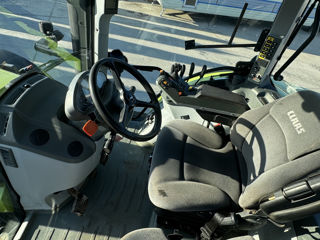 Claas Arion 640 - Tractor: afbeelding 2 Claas Arion 640 - Tractor: afbeelding 2