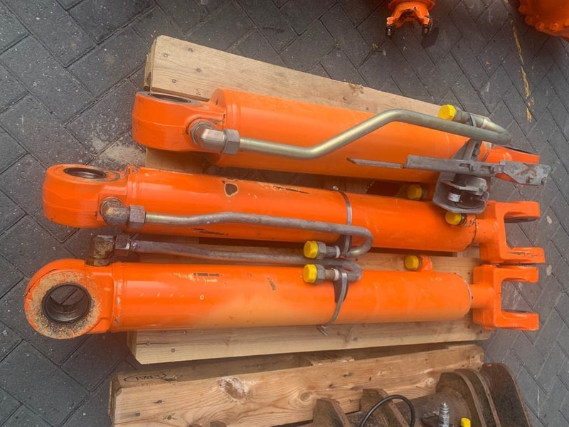 FIAT-HITACHI W 170 - Lifting cylinder/Hubzylinder/Hefcilinder - Hydraulica: afbeelding 2 FIAT-HITACHI W 170 - Lifting cylinder/Hubzylinder/Hefcilinder - Hydraulica: afbeelding 2