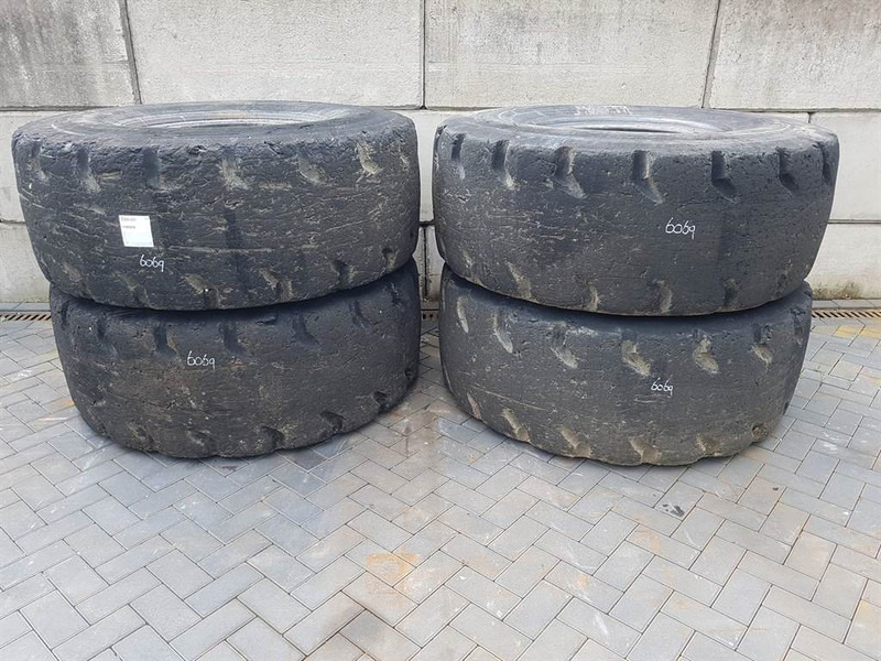 Goodyear 23.5-25 - Tyre/Reifen/Band - Band voor Bouwmachine: afbeelding 1 Goodyear 23.5-25 - Tyre/Reifen/Band - Band voor Bouwmachine: afbeelding 1