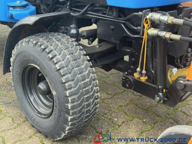 Iseki 2120 Winterdienst Besen + Streuer 2 Zapfwellen - Gemeentelijke tractor: afbeelding 3 Iseki 2120 Winterdienst Besen + Streuer 2 Zapfwellen - Gemeentelijke tractor: afbeelding 3