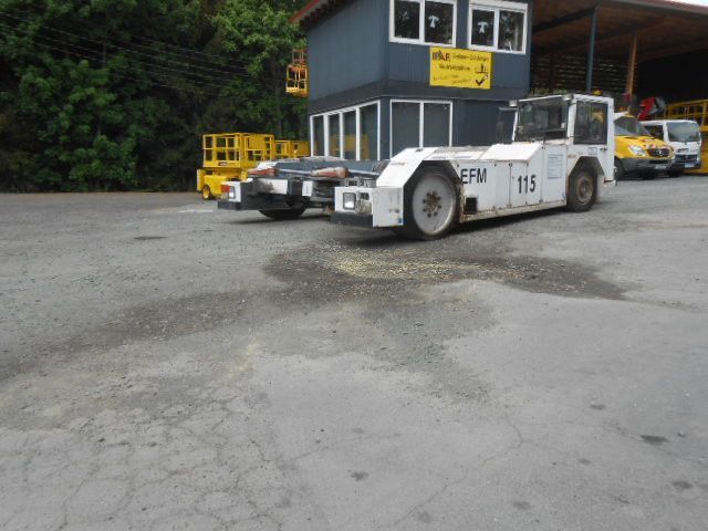 MAN AM110 Flugzeugschlepper MAN AM110 Flugzeugschlepper - Vliegtuigtrekker: afbeelding 2 MAN AM110 Flugzeugschlepper MAN AM110 Flugzeugschlepper - Vliegtuigtrekker: afbeelding 2