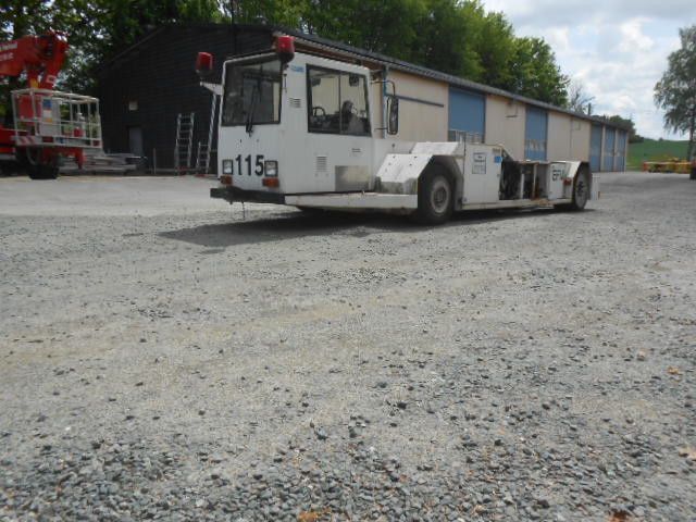 MAN AM110 Flugzeugschlepper MAN AM110 Flugzeugschlepper - Vliegtuigtrekker: afbeelding 1 MAN AM110 Flugzeugschlepper MAN AM110 Flugzeugschlepper - Vliegtuigtrekker: afbeelding 1