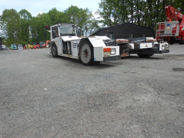 MAN AM110 Flugzeugschlepper MAN AM110 Flugzeugschlepper - Vliegtuigtrekker: afbeelding 4 MAN AM110 Flugzeugschlepper MAN AM110 Flugzeugschlepper - Vliegtuigtrekker: afbeelding 4