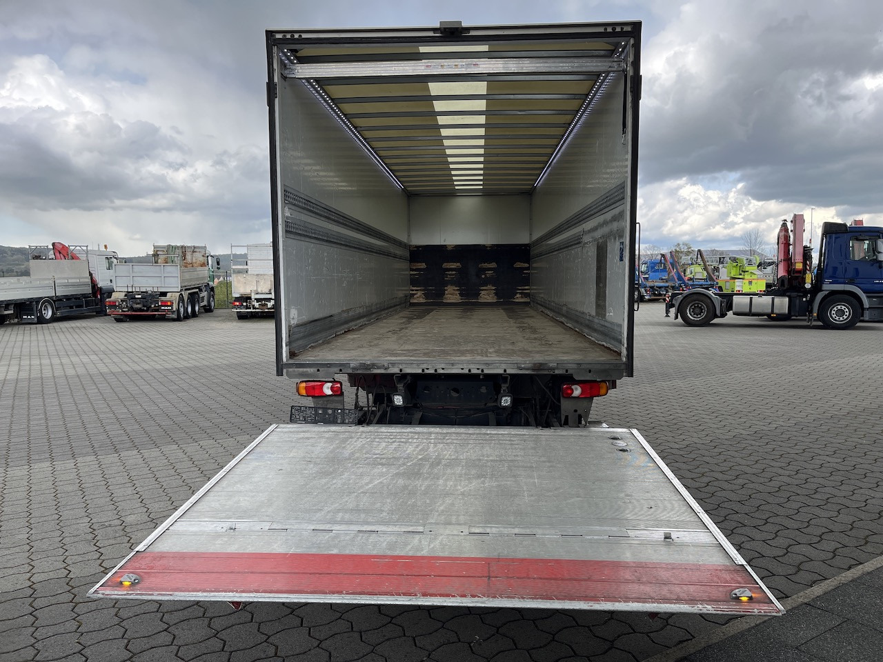 Iveco 120E25 Eurocargo 4x2 Koffer | Ladebordwand - Bakwagen: afbeelding 2 Iveco 120E25 Eurocargo 4x2 Koffer | Ladebordwand - Bakwagen: afbeelding 2