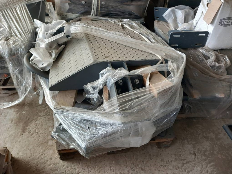 Komatsu PW158-11 MUDGUARDS - Aanbouwdeel voor Bouwmachine: afbeelding 2 Komatsu PW158-11 MUDGUARDS - Aanbouwdeel voor Bouwmachine: afbeelding 2