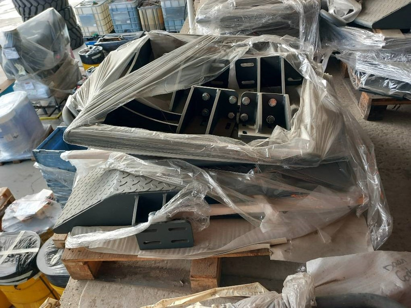 Komatsu PW158-11 MUDGUARDS - Aanbouwdeel voor Bouwmachine: afbeelding 3 Komatsu PW158-11 MUDGUARDS - Aanbouwdeel voor Bouwmachine: afbeelding 3